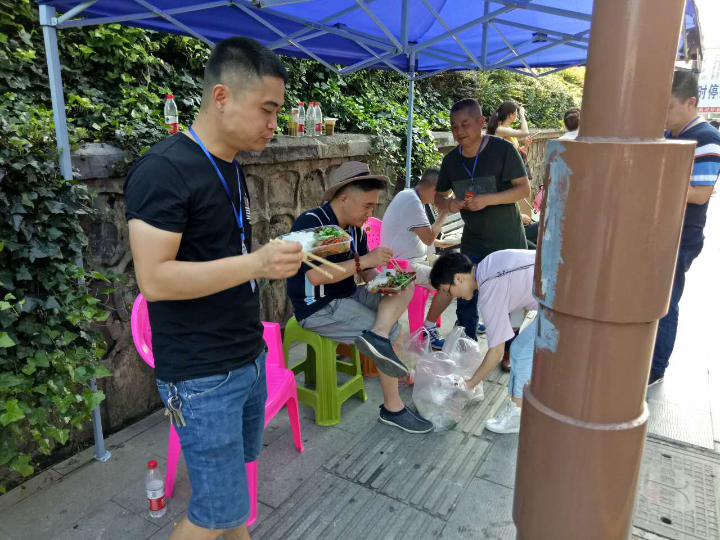 圖為公司防汛隊(duì)員正在巡查間隙快速就餐.png